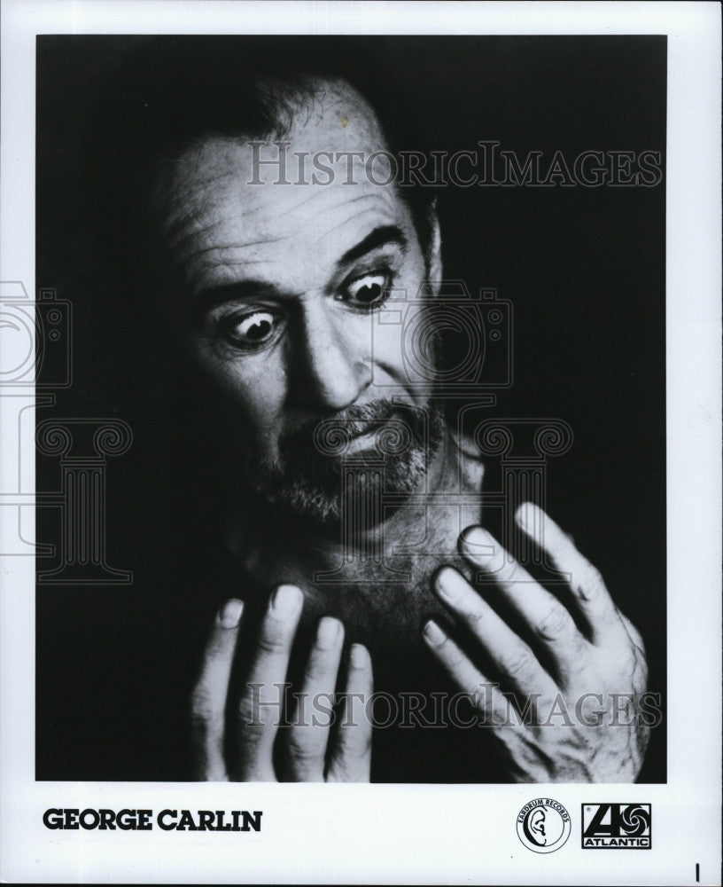 Press Photo Stand up comedian, George Carlin on stage - Historic Images