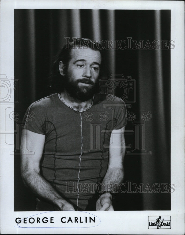 1974 Press Photo Stand up comedian, George Carlin on stage - Historic Images