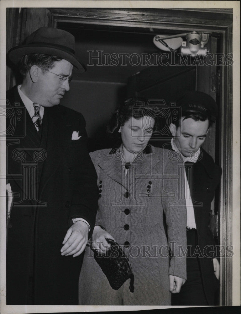 1946 Press Photo  Mrs Rose Carlan, charged with murder &amp; atty &amp; husband at court - Historic Images