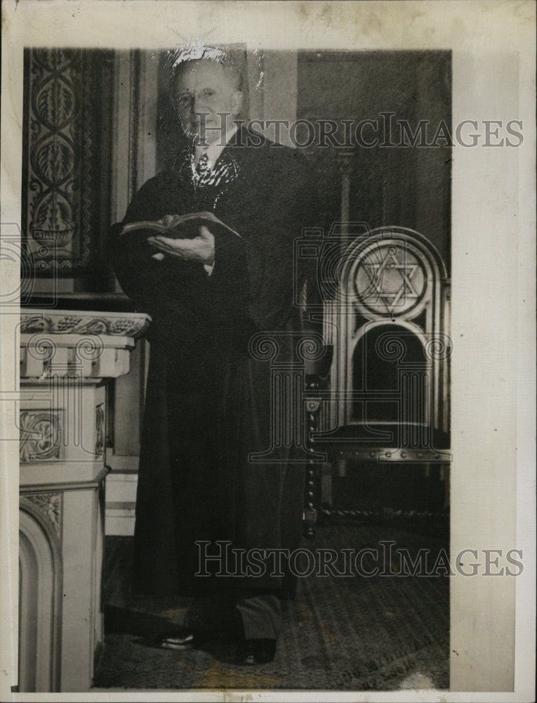 1949 Press Photo Rabbi Thurmann in his robes - Historic Images