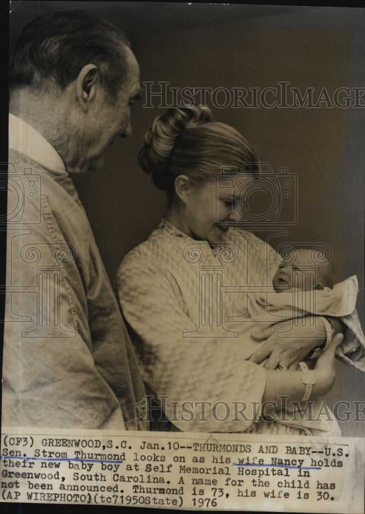 1976 Press Photo Sen. Strom Thurmond and wife Nancy &amp; baby son - Historic Images