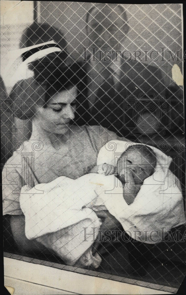 1971 Press Photo Nurse Gail Bouknight holds Sen Strom Thurmond&#39;s baby daughter - Historic Images