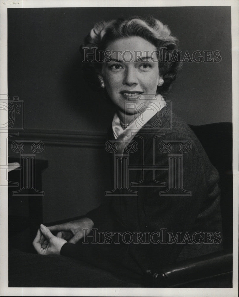 1949 Press Photo Peggy Thorndike, fashion editor at Cosmopolitan - Historic Images