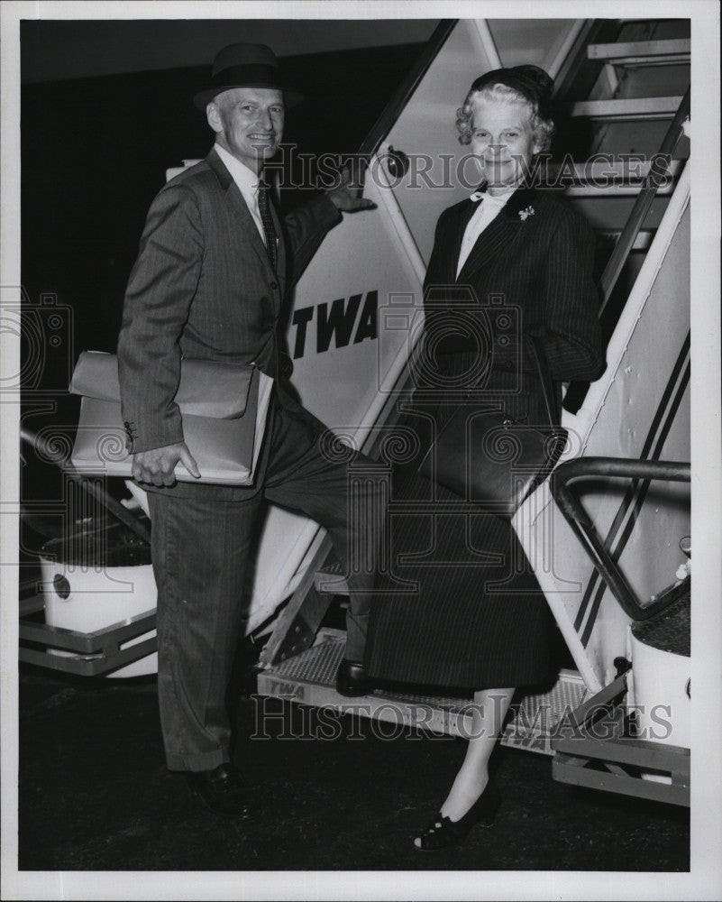 1960 Press Photo Robert Thurber &amp; his wife head to Paris on TWA - Historic Images