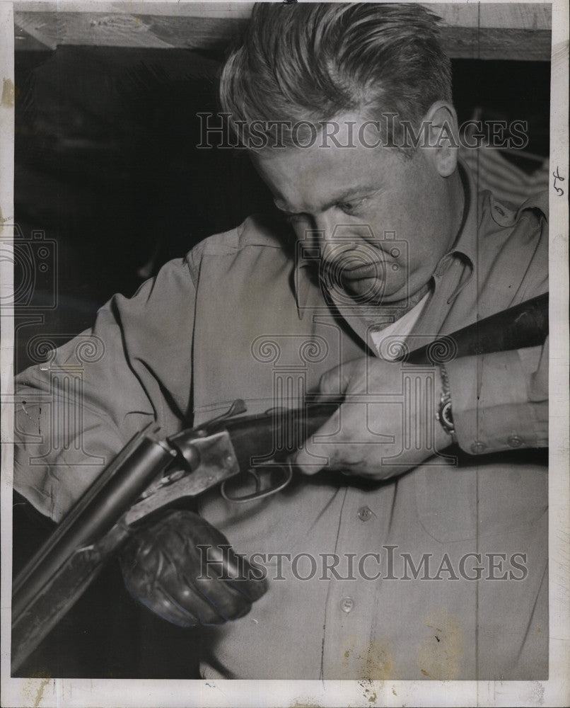 1952 Press Photo Henry Thorn readies his shotgun to go hunting - Historic Images