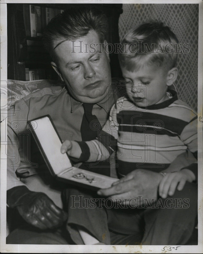 1952 Press Photo Henry Thorn &amp; son henry III with dad&#39;s Silver Star medal - Historic Images