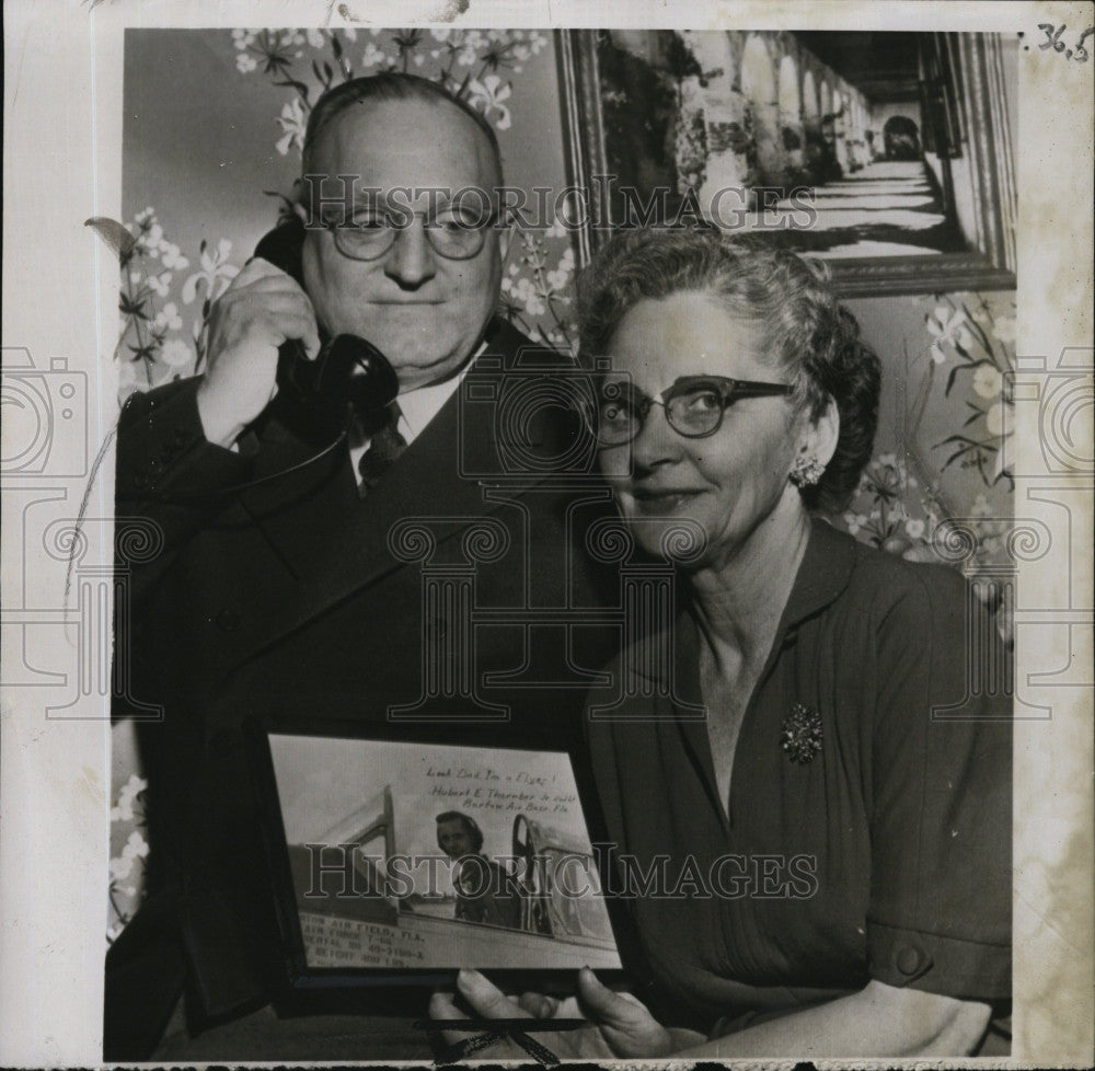 1955 Press Photo Col &amp; Mrst Thornber Parents Of Pilot Hubert - Historic Images