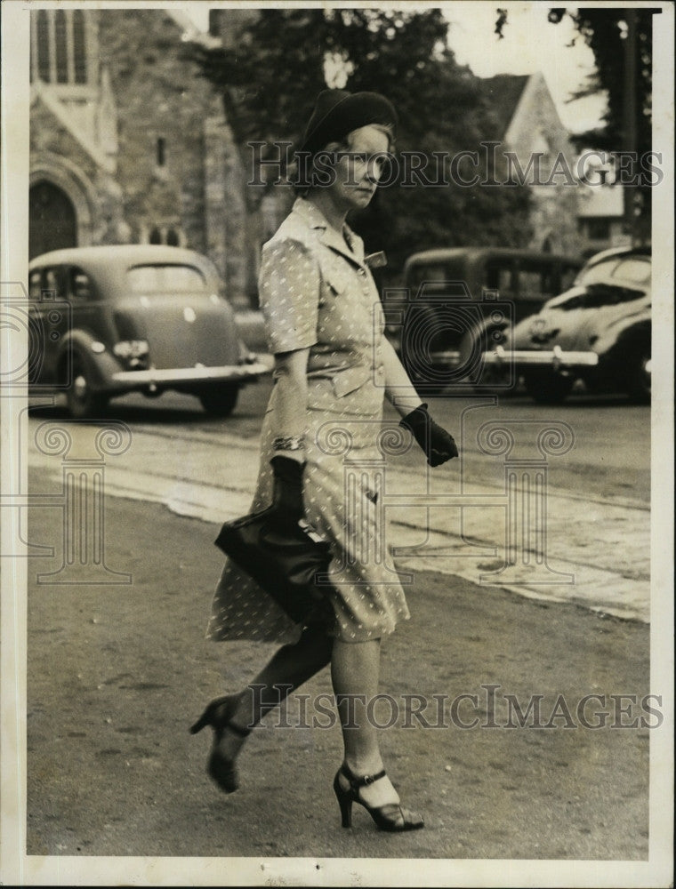 1939 Press Photo Mrs Estelle Lawrence Leaving Court After Divorce - Historic Images