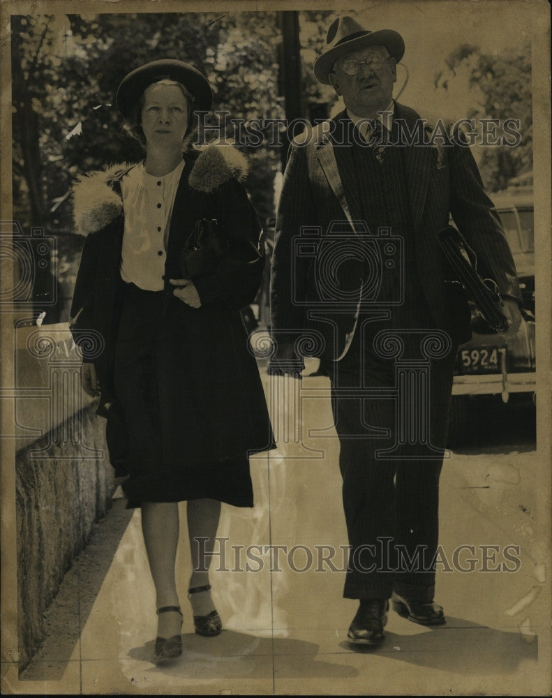 1939 Press Photo Mrs Estelle Lawrence Divorcing Husband Pictured with Attorney - Historic Images