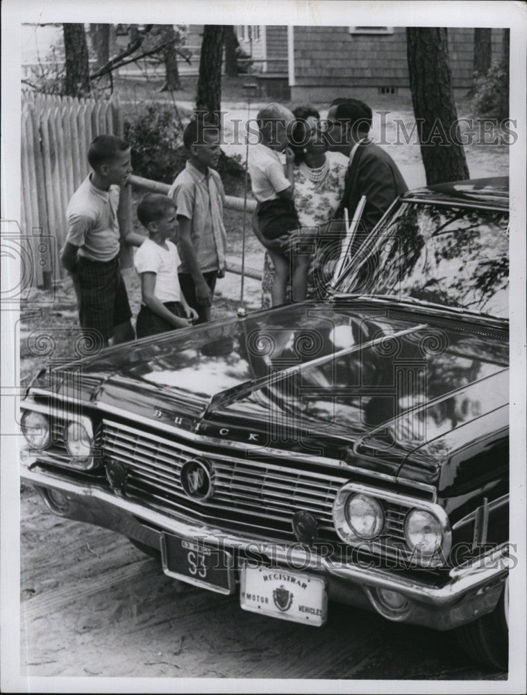 1964 Press Photo James R. Lawton Auto Registrar and his family - Historic Images