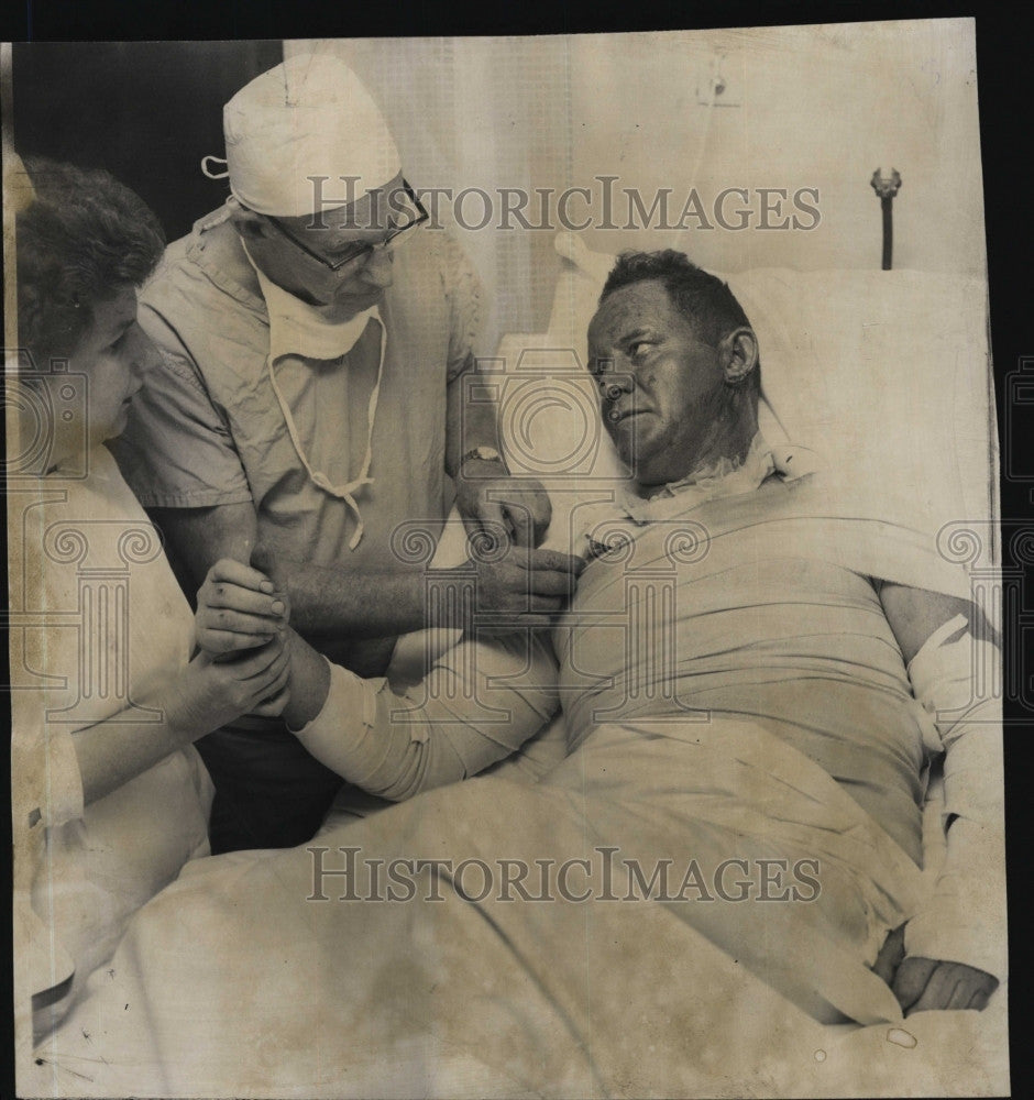 1961 Press Photo Saugus Fireman Malvin Lawton injured saving her grandchildren. - Historic Images