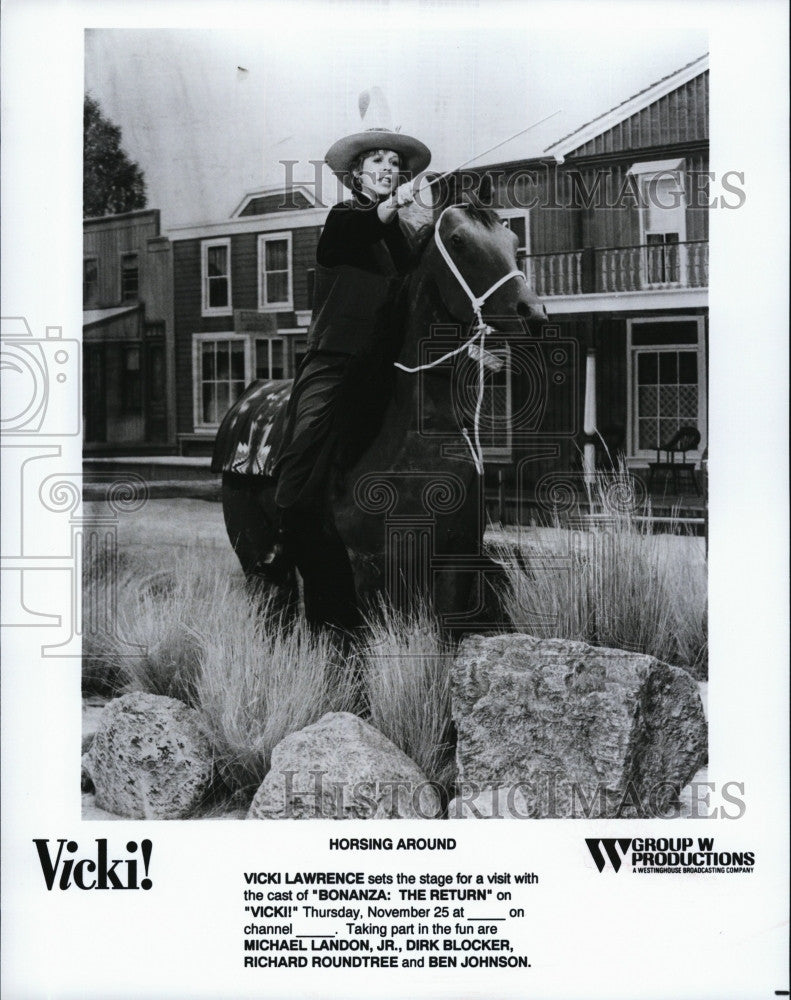 Press Photo Actress Vicki Lawrence horsing around in &quot;The return Vicki&quot; - Historic Images