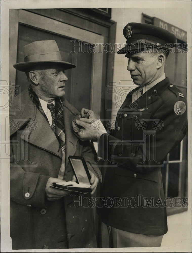 Press Photo Melvin Oakes Receives Medal For Dead Son Sheldon Oakes - Historic Images