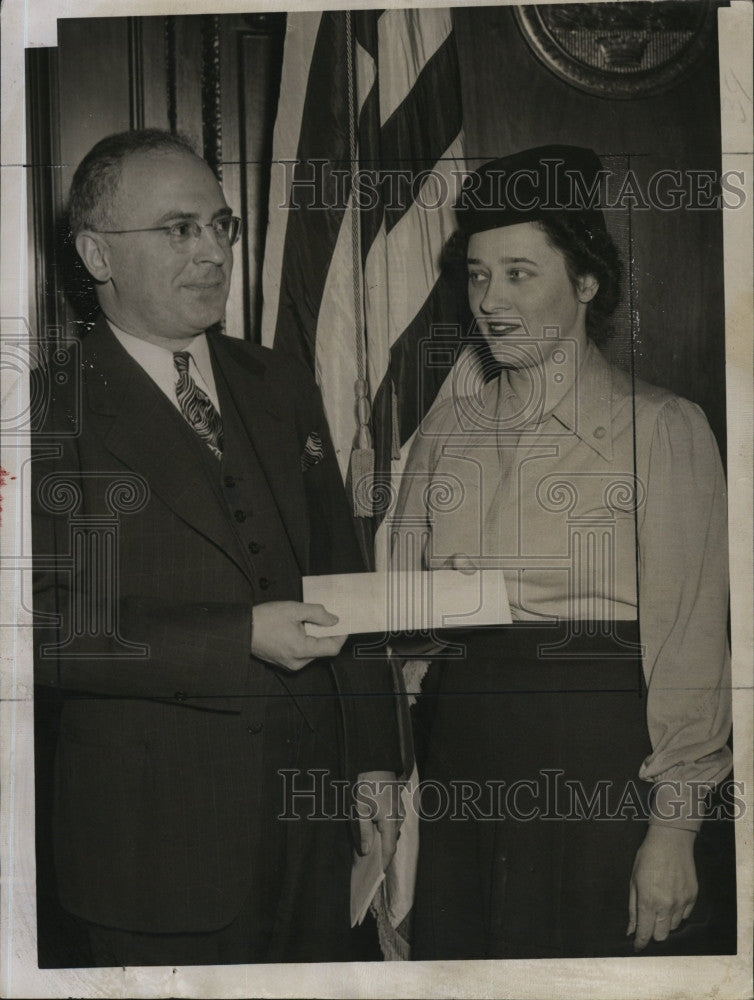 1950 Press Photo Alice Spinney of Air WAC  &amp; Mayor Lawrence of Medford - Historic Images