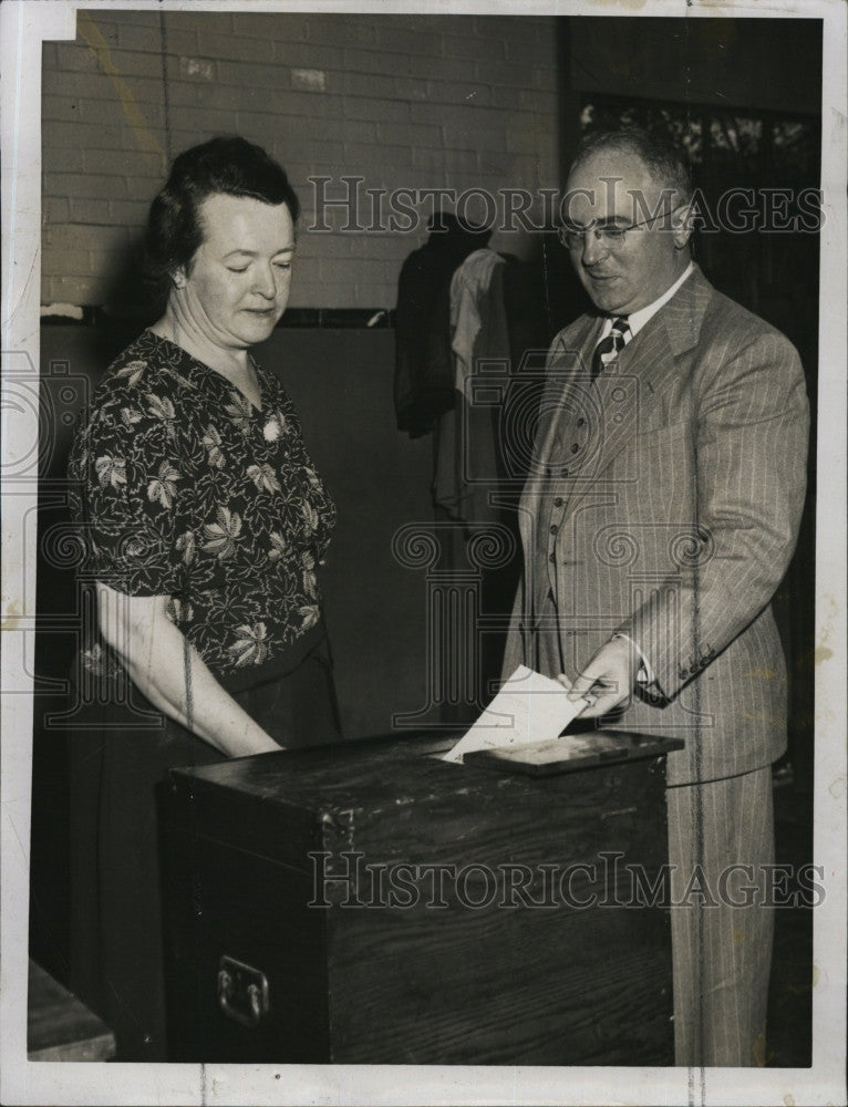 1947 Press Photo Mayor Walter Lawrence  Voting &amp; Mrs Mary Fogarty - Historic Images