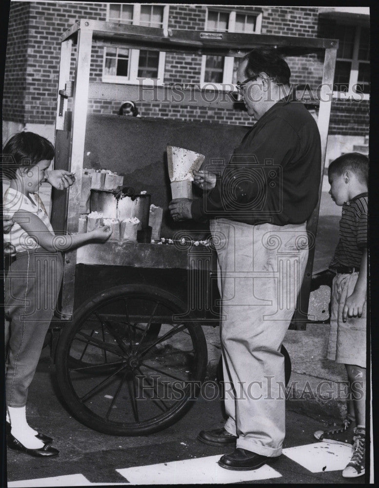 1961 Press Photo Jack Lawrence Popcorn Vendor &amp; Annemarie Doherty - Historic Images