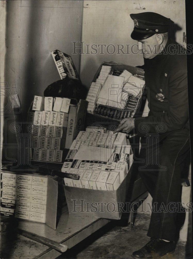 1954 Press Photo Boston Police Officer John E. Law With Confiscated Items - Historic Images