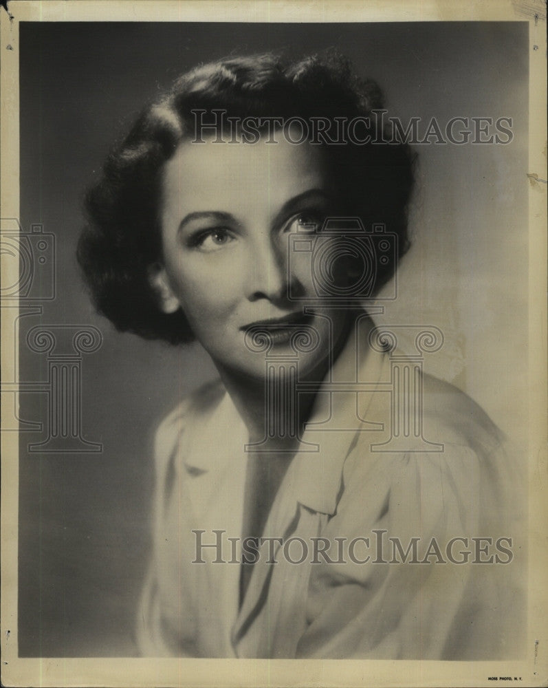 1955 Press Photo Actress Jenn Lou Law In Play &quot;Paint Your Wagon&quot; - Historic Images