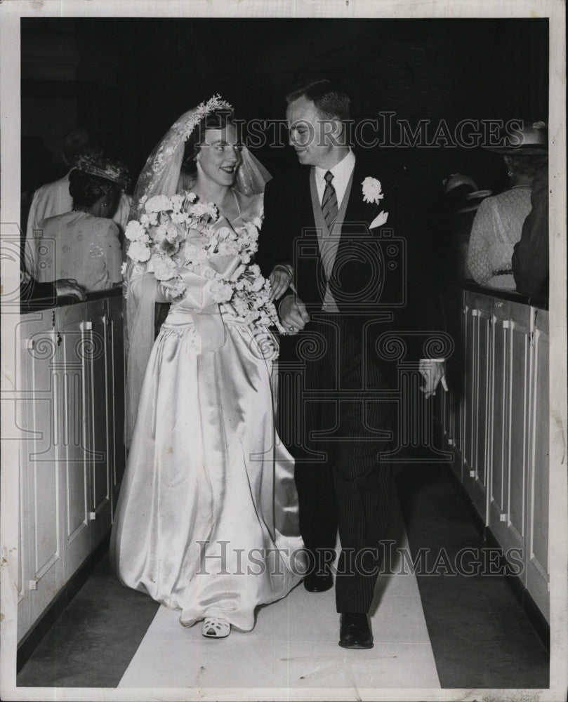 1949 Press Photo Wedding Portrait Mr. And Mrs. Richard W. Lawrie, Boston, MA - Historic Images