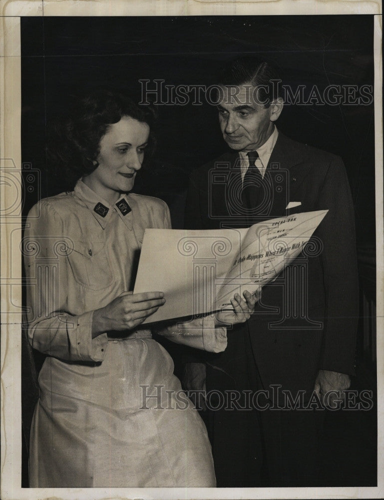 1943 Press Photo Jean Lawrence Usherette To Soloist at Carnegie Hall - Historic Images