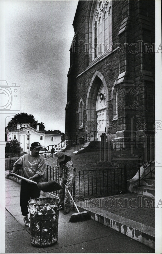 1995 Press Photo Workers clean up around St. Lawrence, Martyr church - Historic Images