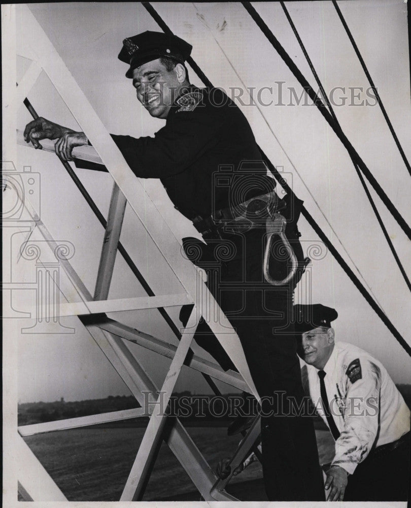 1963 Press Photo Police James E. Testa and Joe Magglio. - Historic Images