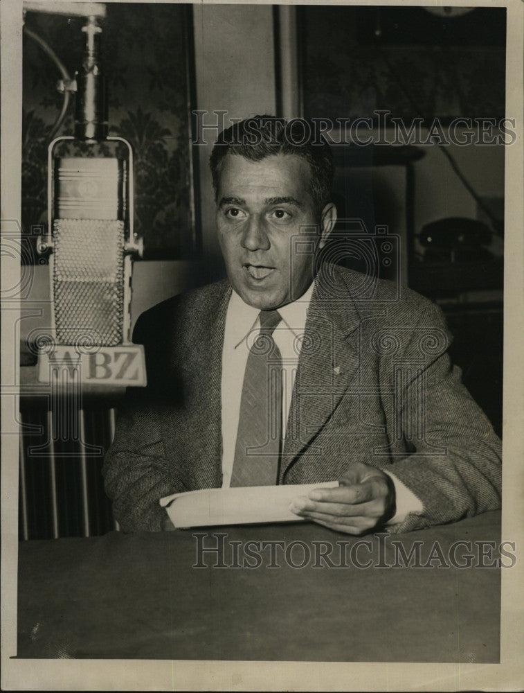 1943 Press Photo attorney Leo Terrazzano talking on WBZ Radio - Historic Images