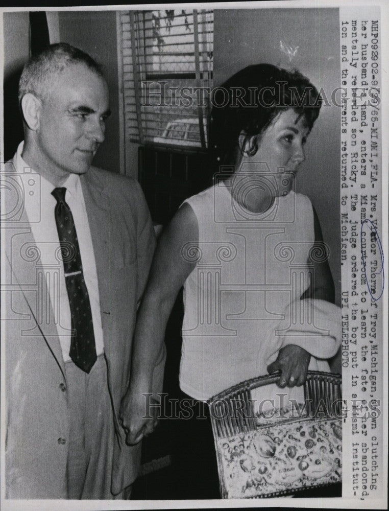 1965 Press Photo Mrs. Victor Thorne, husband, at a Miami Courtroom - Historic Images