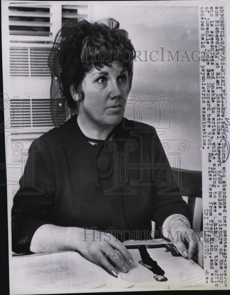 1965 Press Photo Mrs. Victor Thorne holds a picture of her son Richard - Historic Images