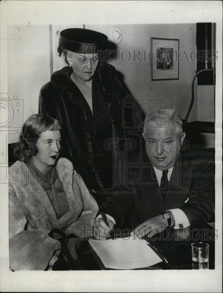 1956 Press Photo Circuit Judge J. Minger, Maureen Regan, mother ALeen - Historic Images