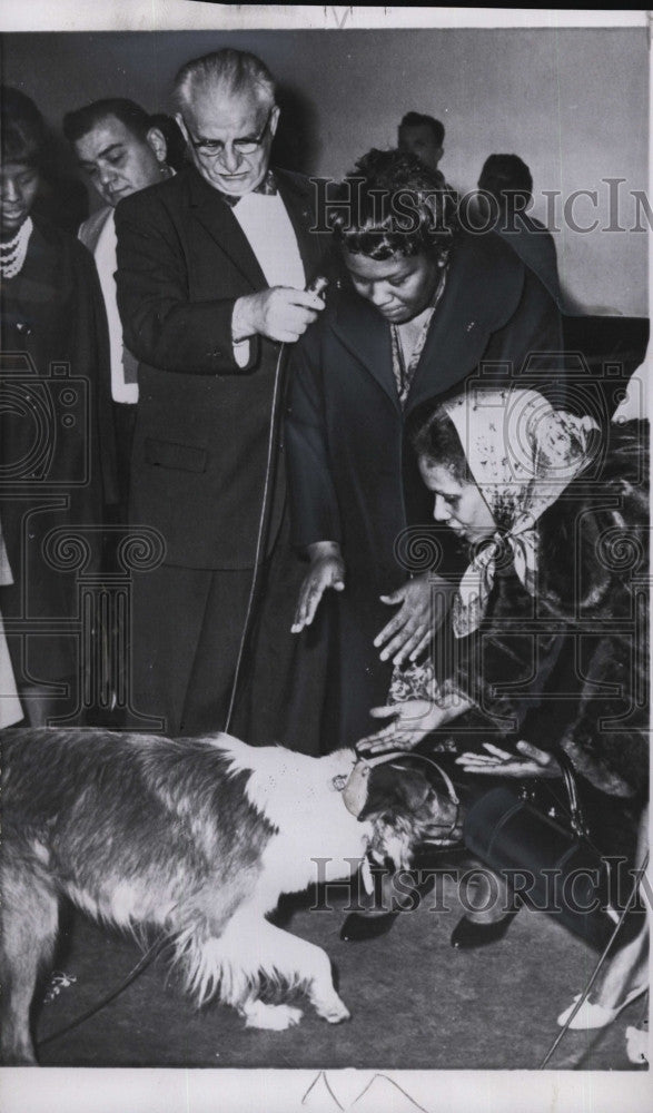 1962 Press Photo Mrs. Gladys Santiago, Mrs. Lucille Thorne - Historic Images