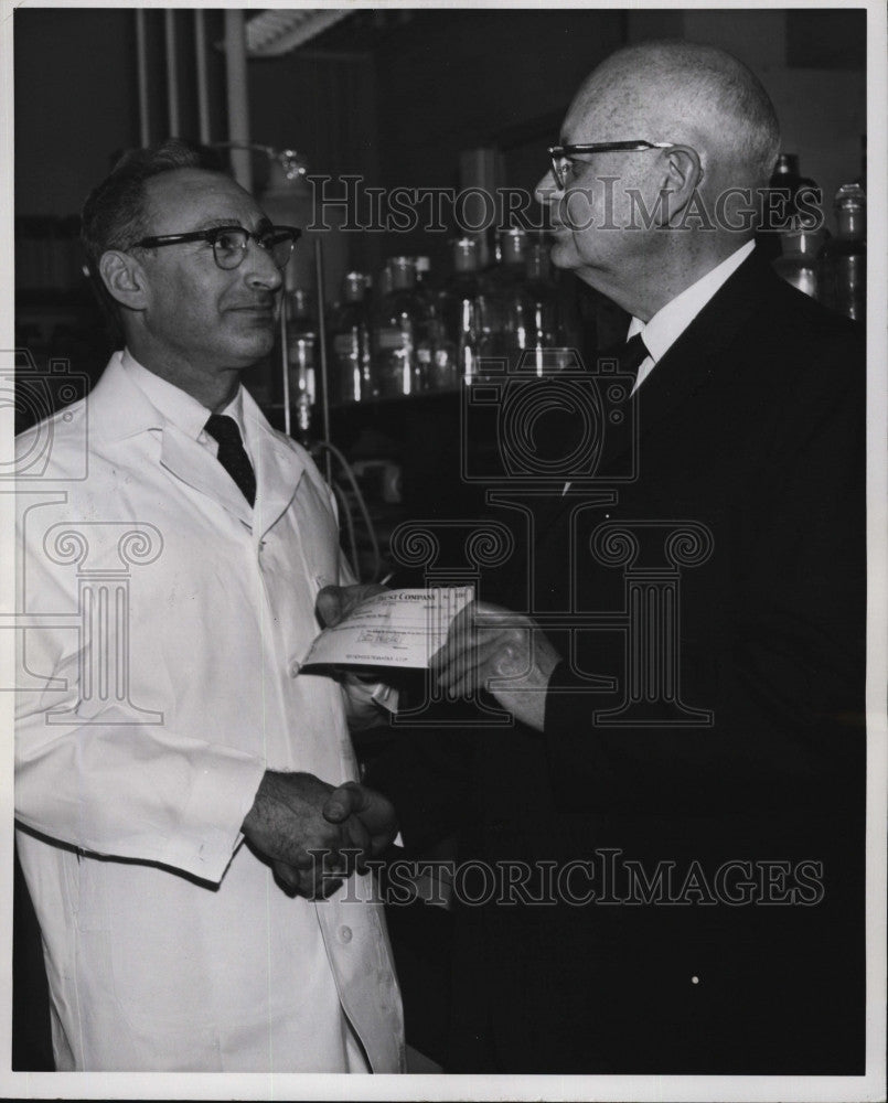 1963 Press Photo Boston U prof. Charles Terner &amp; John T. Godfrey of Beacon Wax Co. - Historic Images