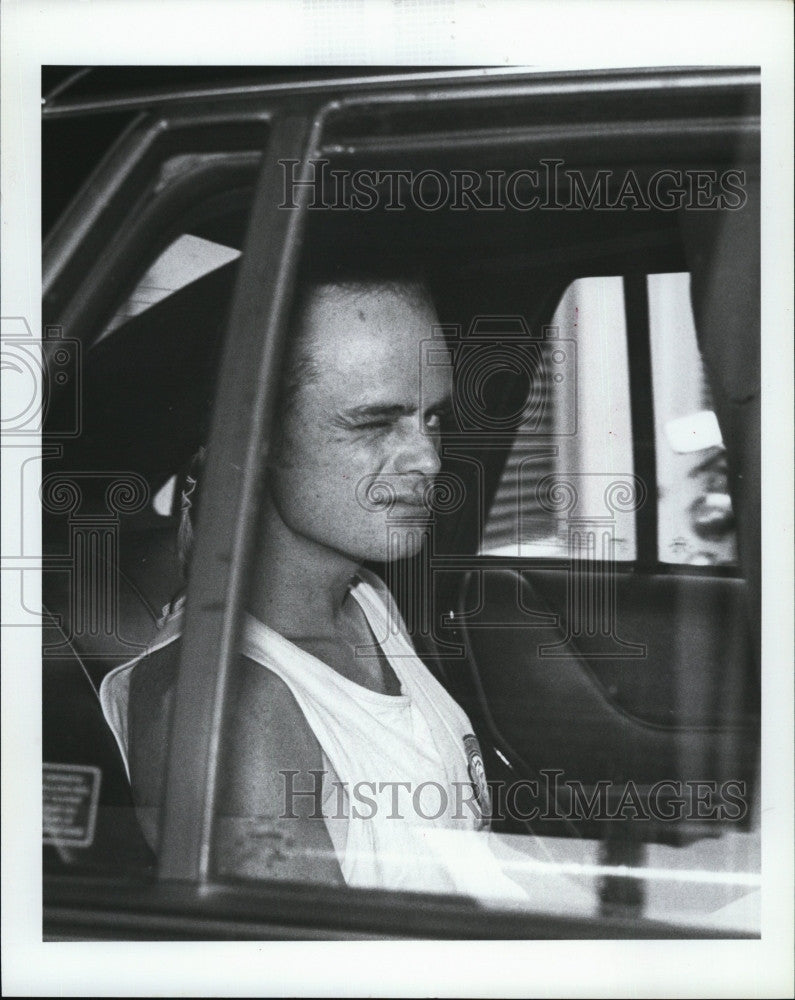 1993 Press Photo Kenneth Testa under arrest in Somerville, Mass - Historic Images