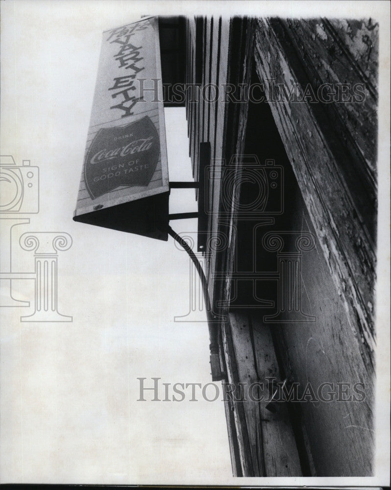 1975 Press Photo Storefront of slain merchant Pat Terlizzi in Cambridge Mass. - Historic Images