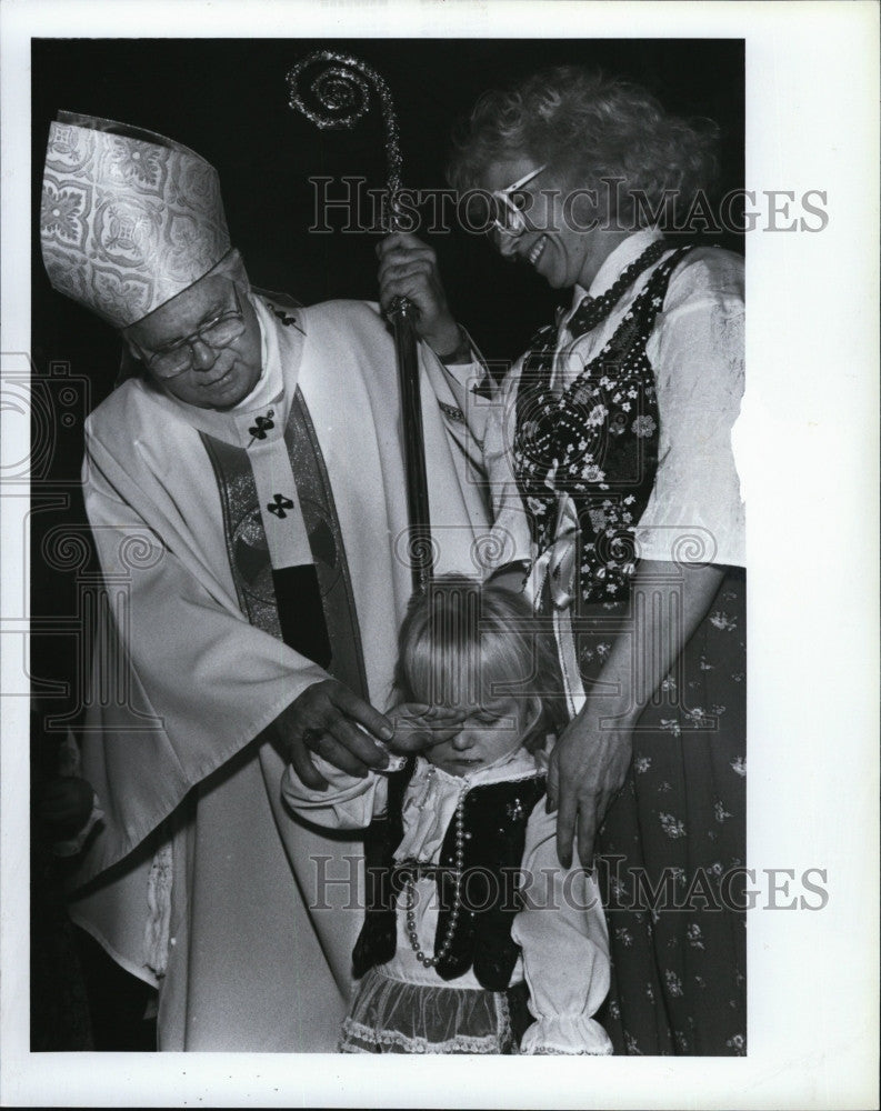 1990 Press Photo  Bernard Cardinal Law , Suzanna Pluc &amp; her mom - Historic Images