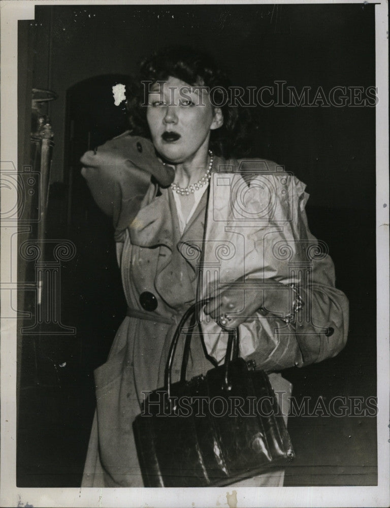 1946 Press Photo Gertrude Thorwaldson,says she was attacked by Harvard student - Historic Images