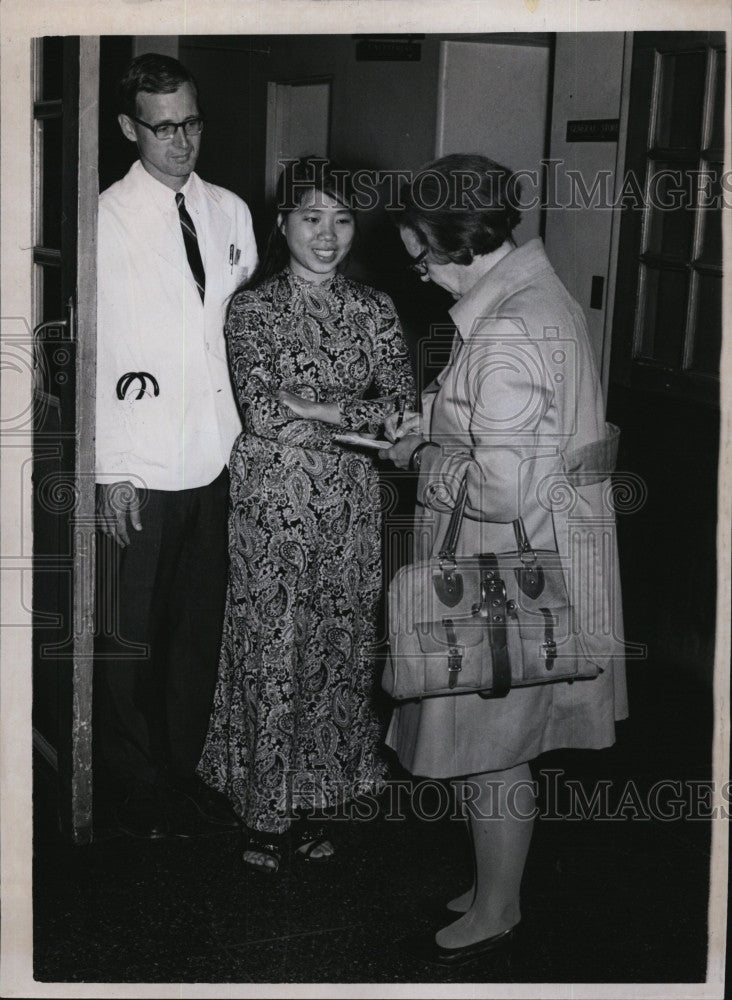 1968 Press Photo Mary Thuy &amp; Dr Dwight Robinson - Historic Images