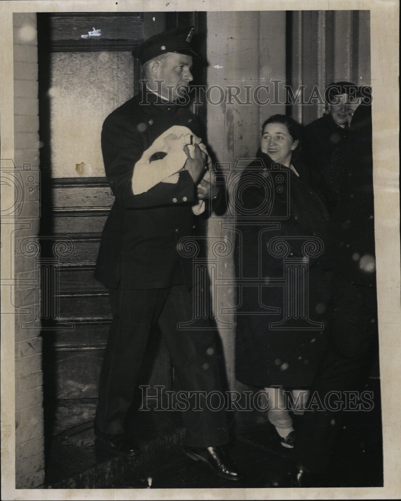 1959 Press Photo Officer Carrying New Baby of Mrs Napolitano to Awaiting Car - Historic Images