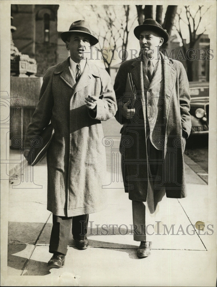 1942 Press Photo Atty Eli Glasser &amp; Client Ernest Thurn Leaving Divorce Court - Historic Images