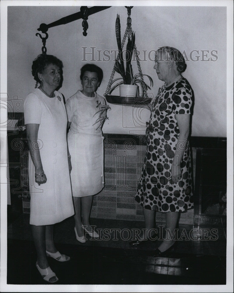 1973 Press Photo Berkeley Residence Club with guest Mrs. Charles W.Thornton. - Historic Images