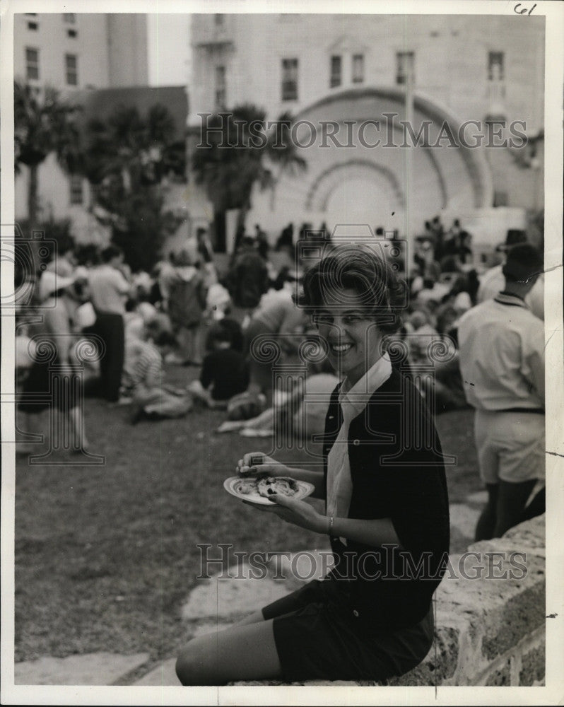 1962 Press Photo Debutante Karen Thornquist of Chestnut Hill at College Week. - Historic Images