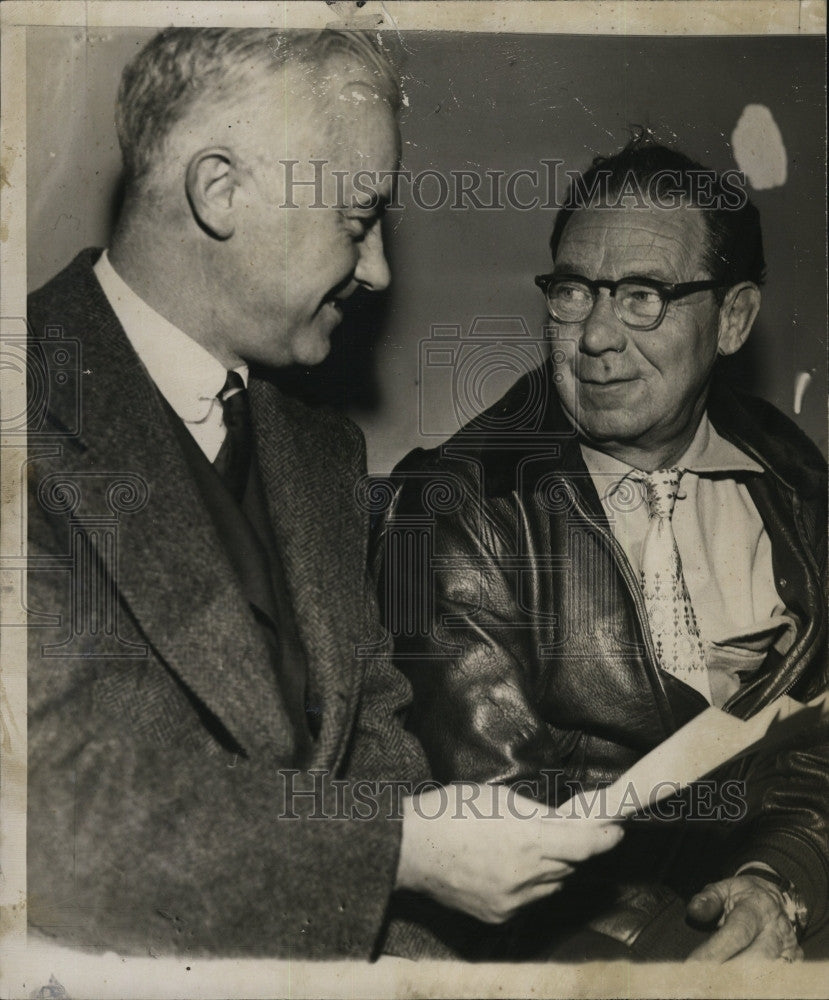 1954 Press Photo Howard Thornly talking with his Atty. Joe McDonough. - Historic Images