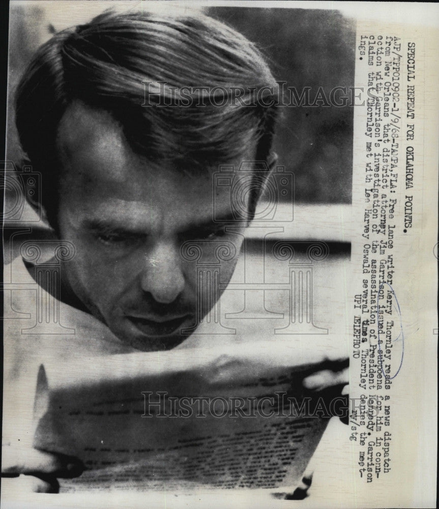 1968 Press Photo Kerry Thornley, Free lance writer reads a newspaper. - Historic Images