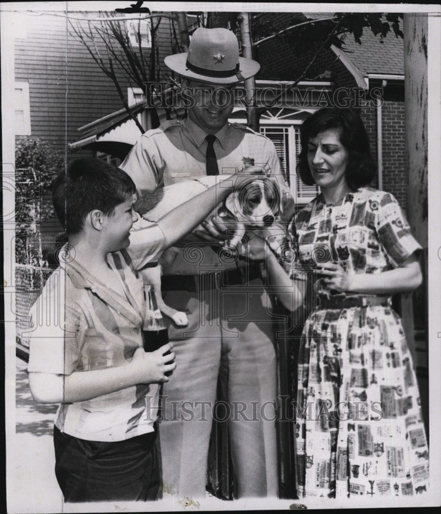 1964 Press Photo MSPCA Agent John Walsh, Mrs Nancy Dolan, Stephen Dolan &amp; Dog - Historic Images