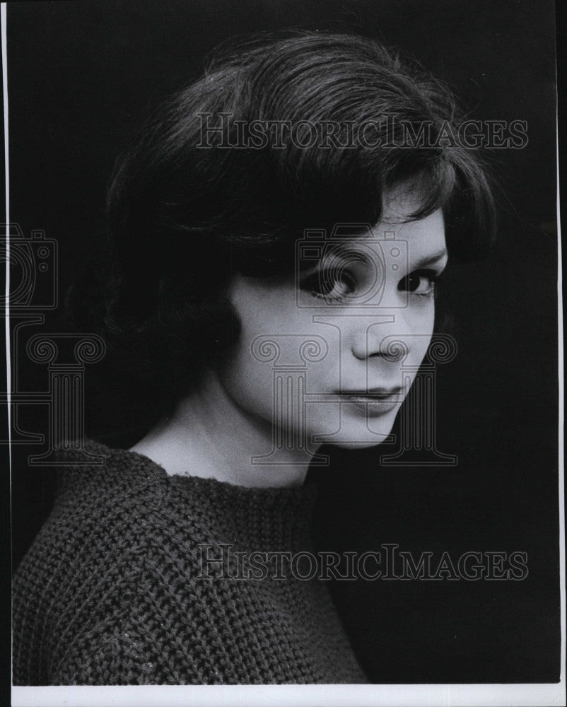 1965 Press Photo Actress Lee Lawson in &quot;Hot September&quot; - Historic Images