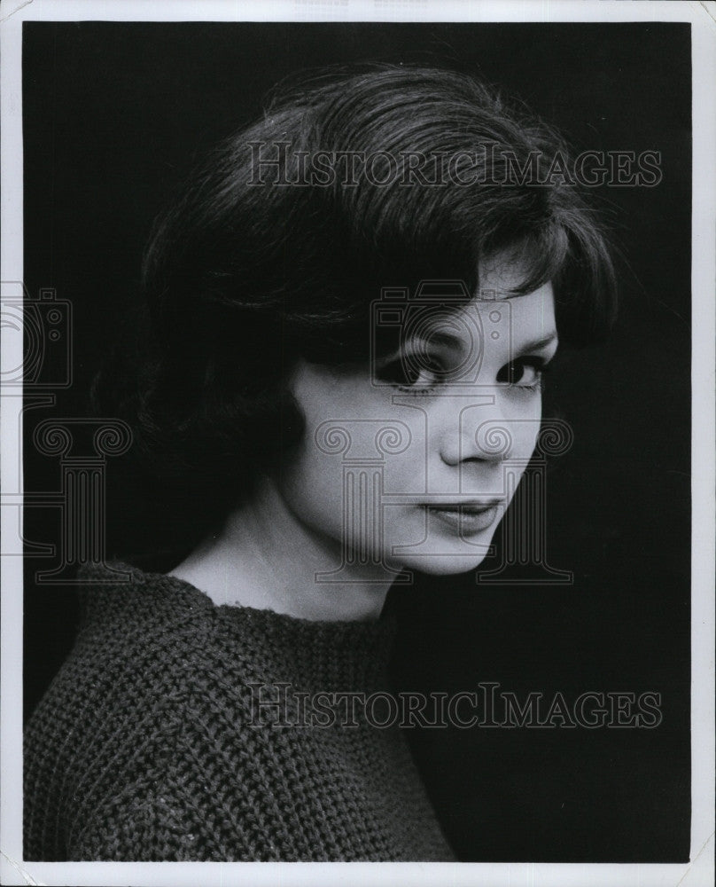 1965 Press Photo Actress Lee Lawson  in &quot;Hot September&quot; - Historic Images