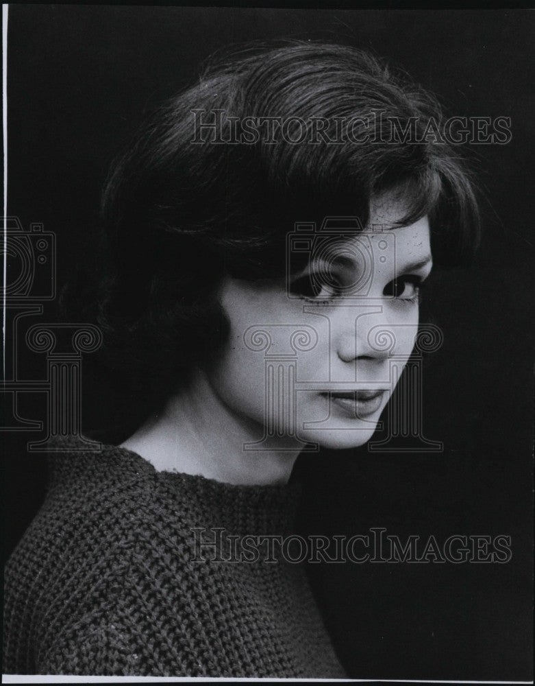 1965 Press Photo Actress Lee Lawson  in &quot;Hot September&quot; - Historic Images