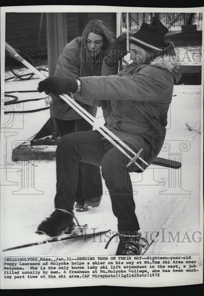 1972 Press Photo Peggy Lawrence Helps Man On Ski Lift - Historic Images