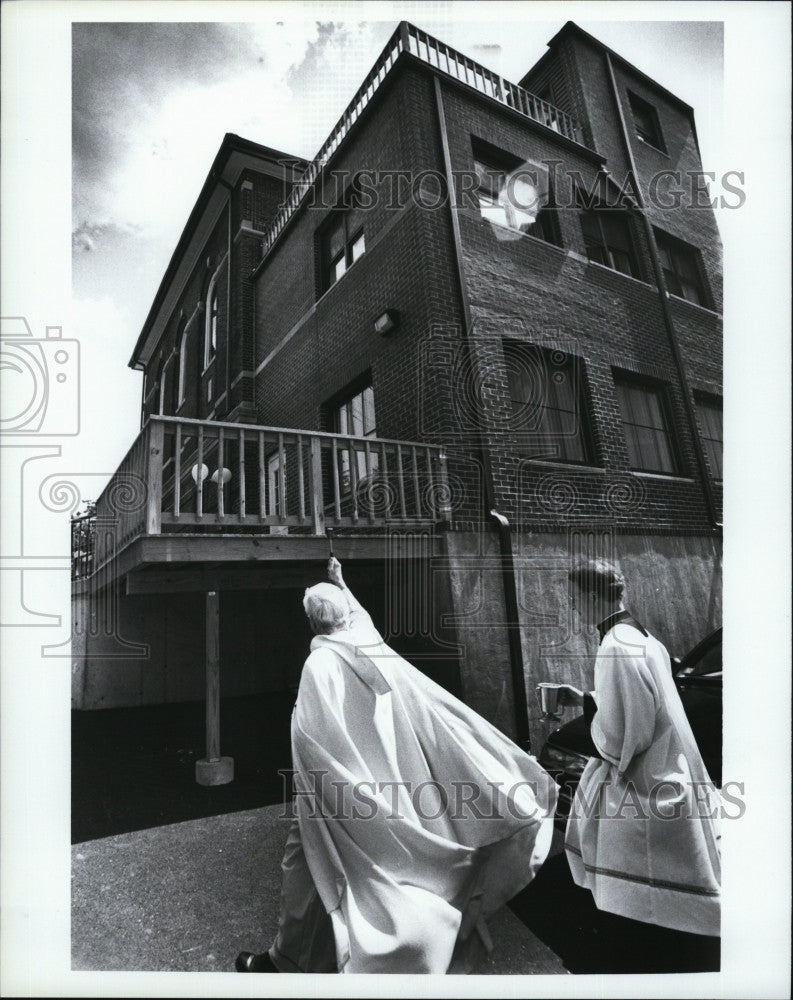 1993 Press Photo Cardinal Law Blessed Nazareth Residence woth Holy Water - Historic Images