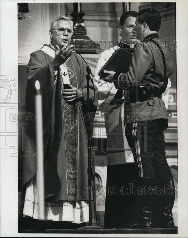 1992 Press Photo Bernard Francis Cardinal Law at Mass State Policeman - Historic Images